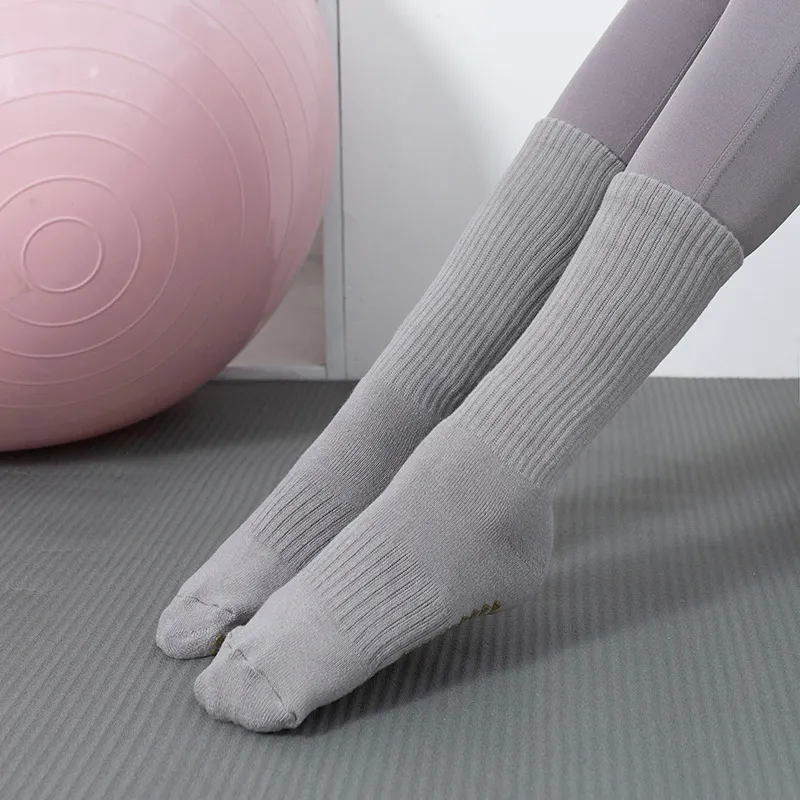 Xianghui Custom Logo Floor Over-The-Calf Sockings Thick Non-Slip Cotton Yoga Sport Socks