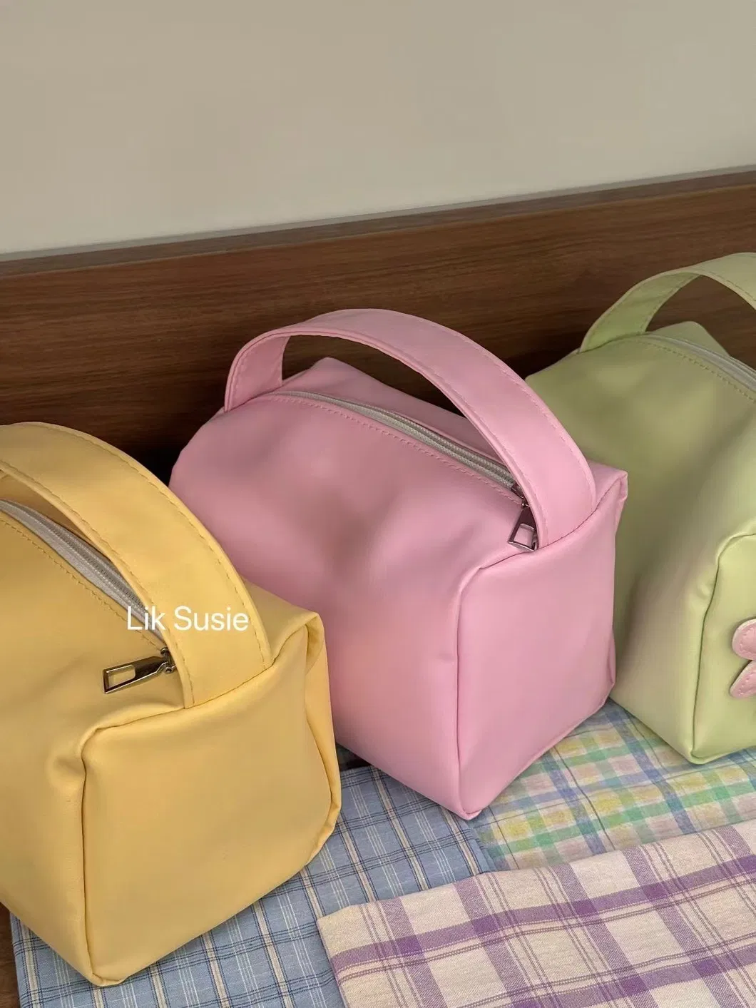 Xianghui Candy Colored Makeup Bag Portable Toiletry Bags Packaging Gift Make up PVC Zipper Cosmetic Makeup Bag