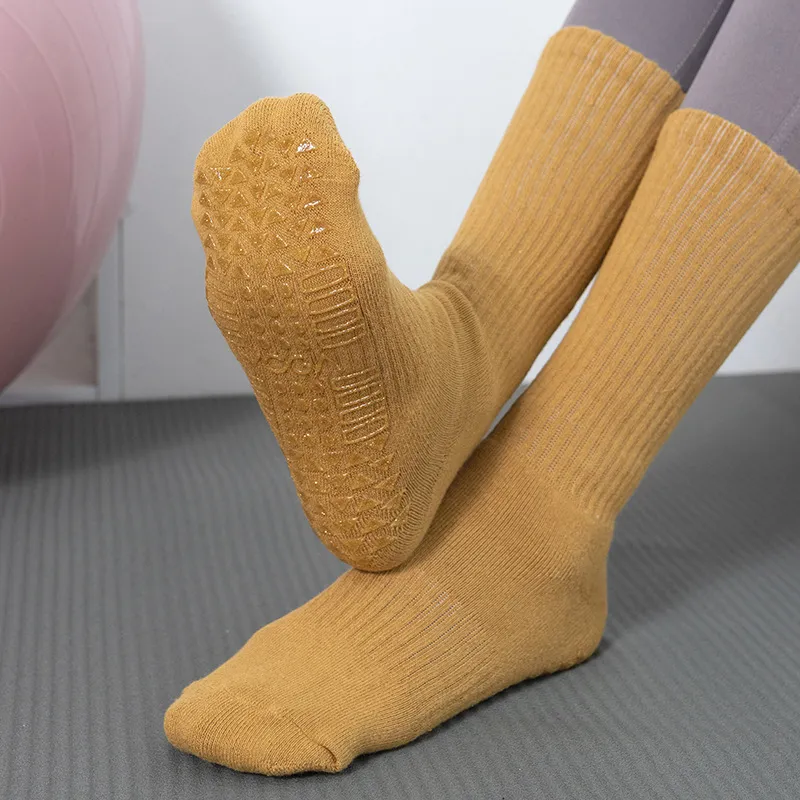 Xianghui Custom Logo Floor Over-The-Calf Sockings Thick Non-Slip Cotton Yoga Sport Socks