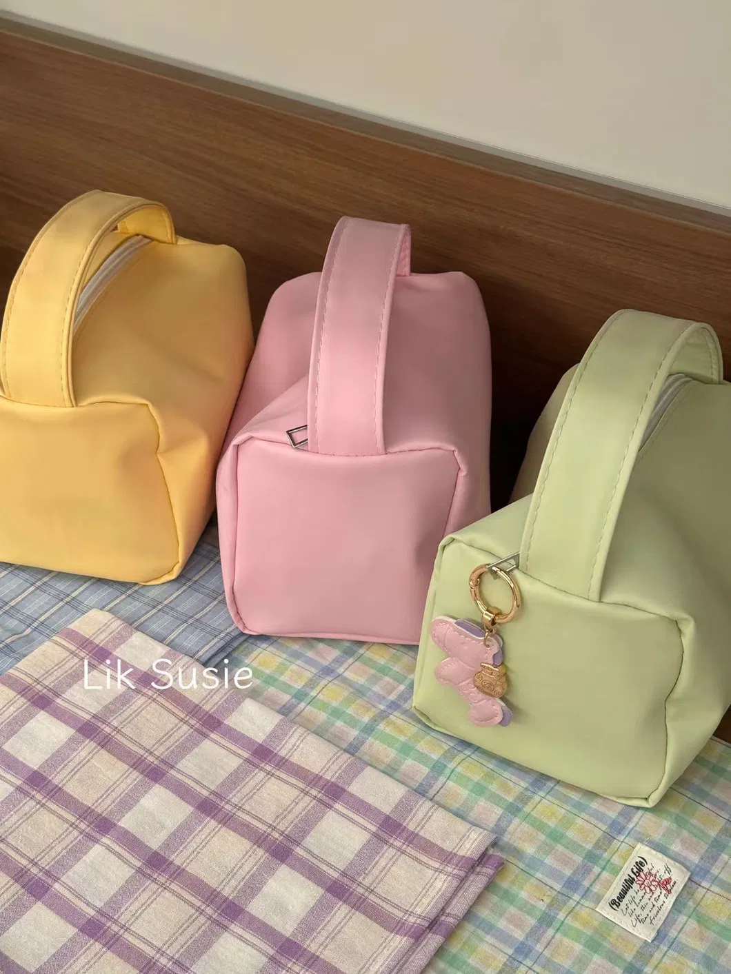Xianghui Candy Colored Makeup Bag Portable Toiletry Bags Packaging Gift Make up PVC Zipper Cosmetic Makeup Bag