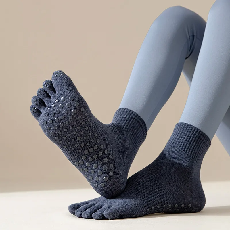Xianghui Non-Slip Toe Indoor Floor Exercise Fitness Dance Pilates Quarter Socks
