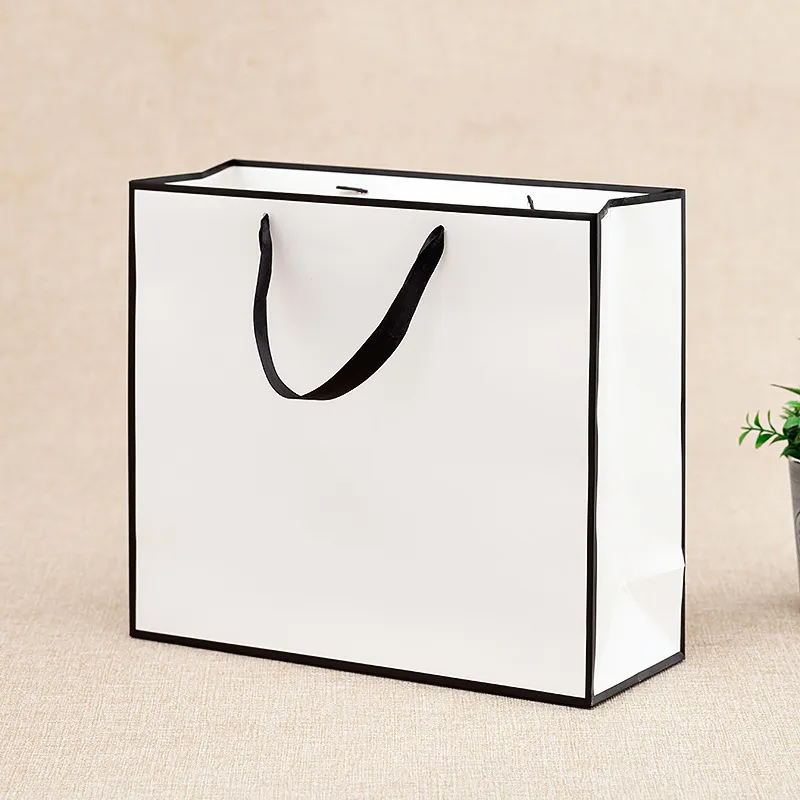 Xianghui Custom Black Frame Hand-Held Paper Gift Bags Boutique Garment Packaging