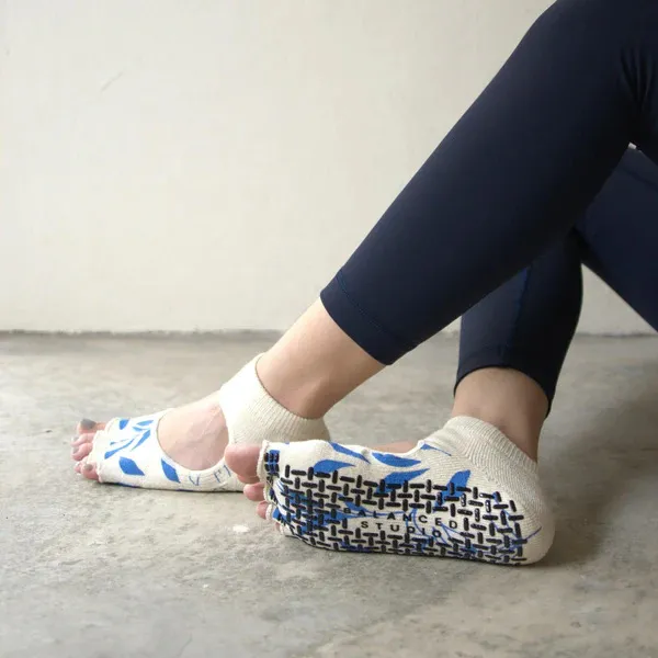 Xianghui Printed Non-Slip Hoop Sole Pilates Exercise Happy Yoga Toe Flip Flop Socks