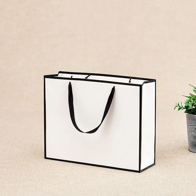 Xianghui Custom Black Frame Hand-Held Paper Gift Bags Boutique Garment Packaging