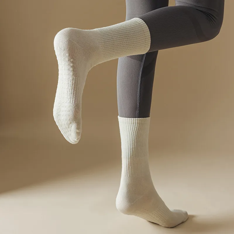 Xianghui Professional Anti Slip Sweat Absorbing MID Tub Pilates Sport Yoga Socks