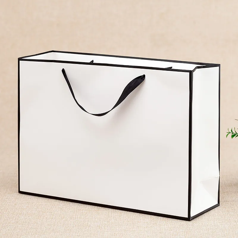 Xianghui Custom Black Frame Hand-Held Paper Gift Bags Boutique Garment Packaging